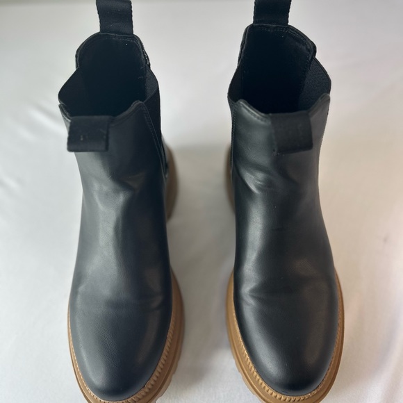 Black with tan rubber soles H&M Chelsea Boots. - Picture 4 of 9